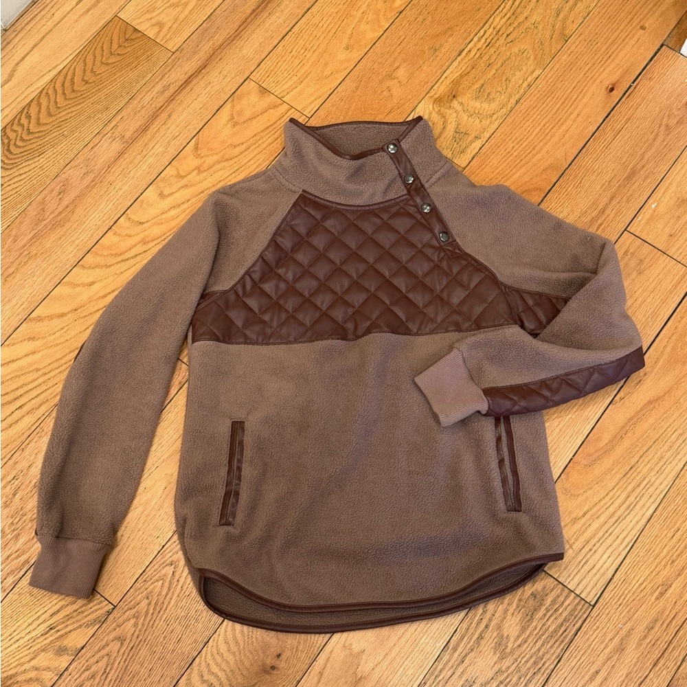 Abercrombie & Fitch Asymmetrical
Snap-Up Fleece Faux Leather Brown- 
M